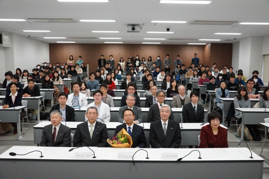 出席者と記念写真に収まる薗田教授（前列右から3人目）